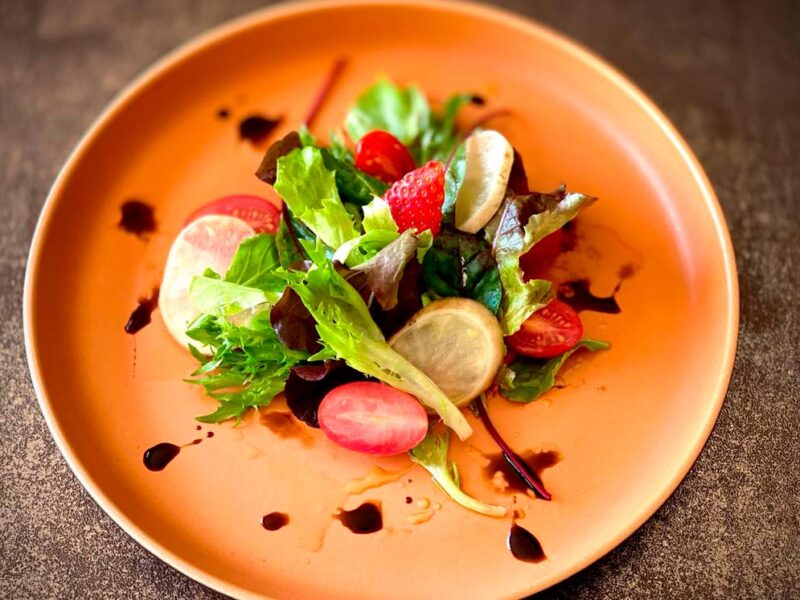 Salada não precisa ser sem graça. Pode ser saborosa e nutritiva. É só juntar e inventar. 