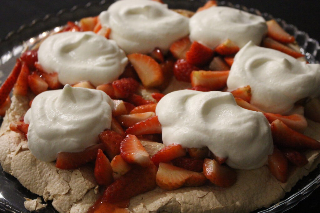 Merengada com morangos e creme de leite batido